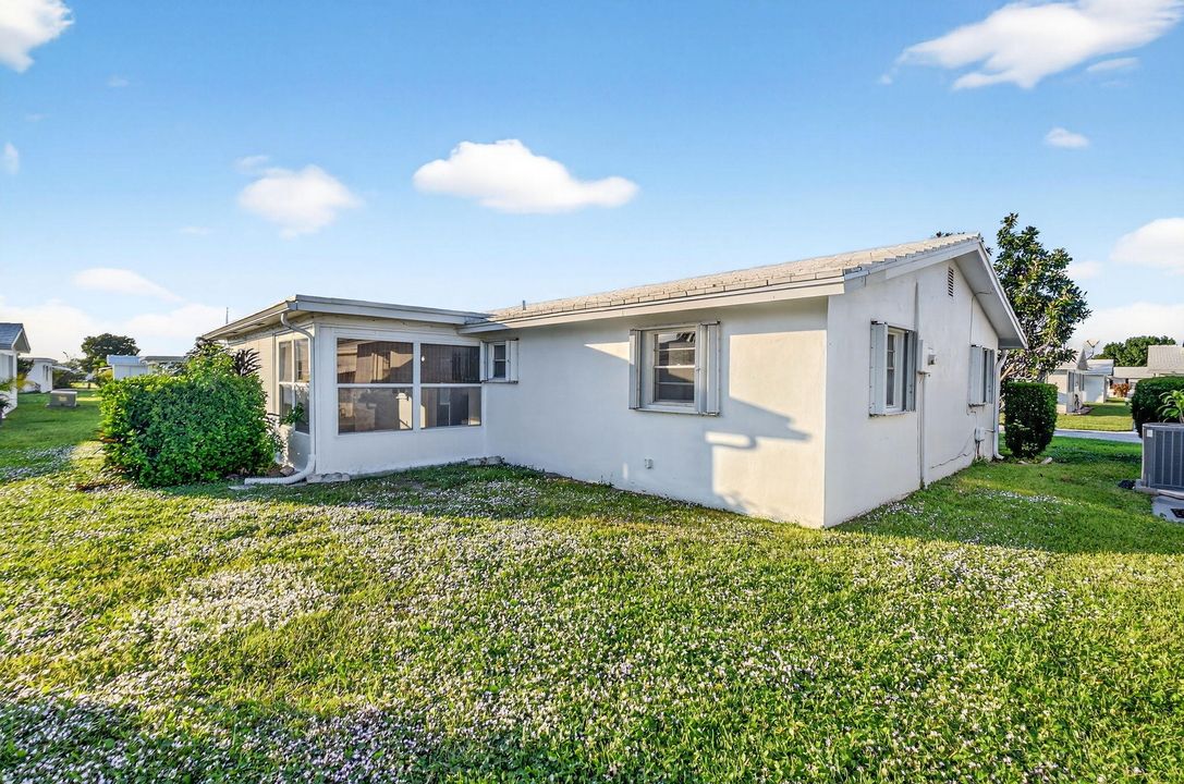 For Sale: $299,000 (2 beds, 2 baths, 1077 Square Feet)