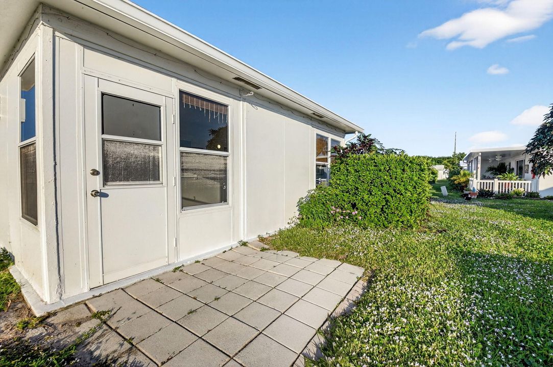 For Sale: $299,000 (2 beds, 2 baths, 1077 Square Feet)