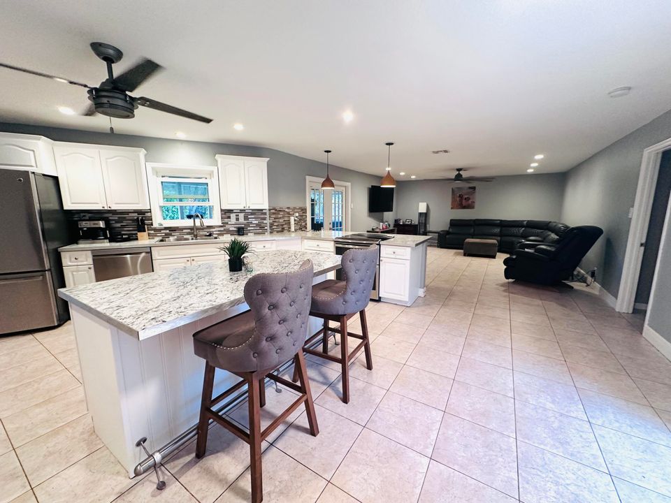 В аренду: $4,500 (4 спален, 2 ванн, 2425 Квадратных фут)