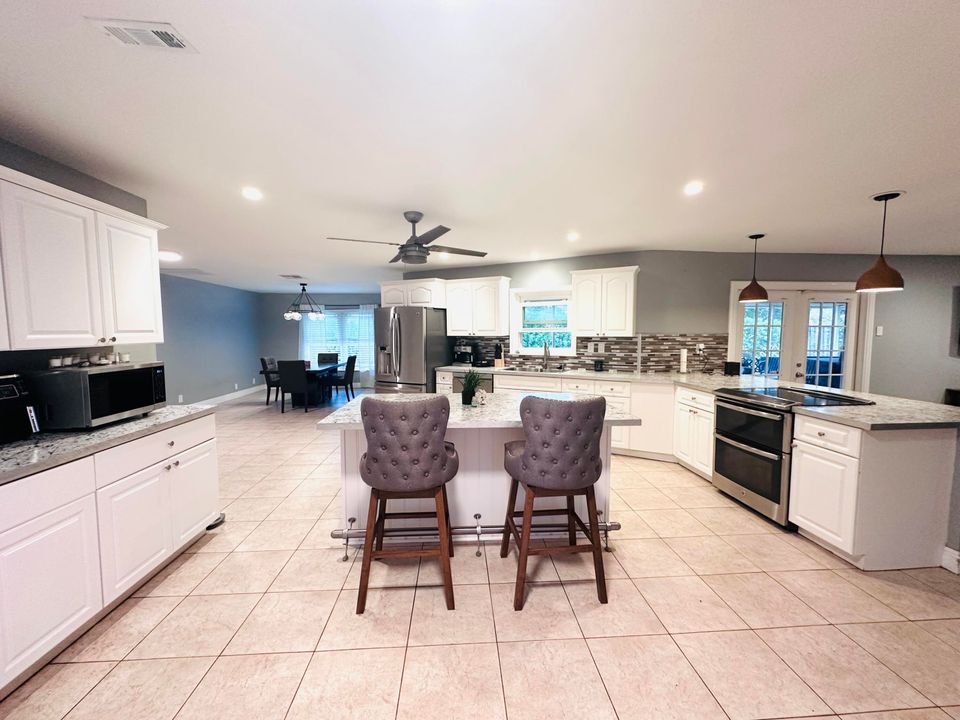 В аренду: $4,500 (4 спален, 2 ванн, 2425 Квадратных фут)