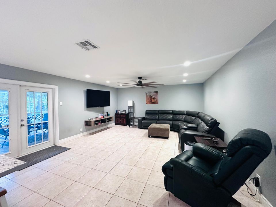 В аренду: $4,500 (4 спален, 2 ванн, 2425 Квадратных фут)