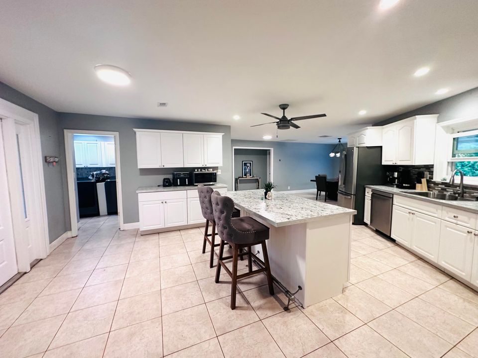 В аренду: $4,500 (4 спален, 2 ванн, 2425 Квадратных фут)