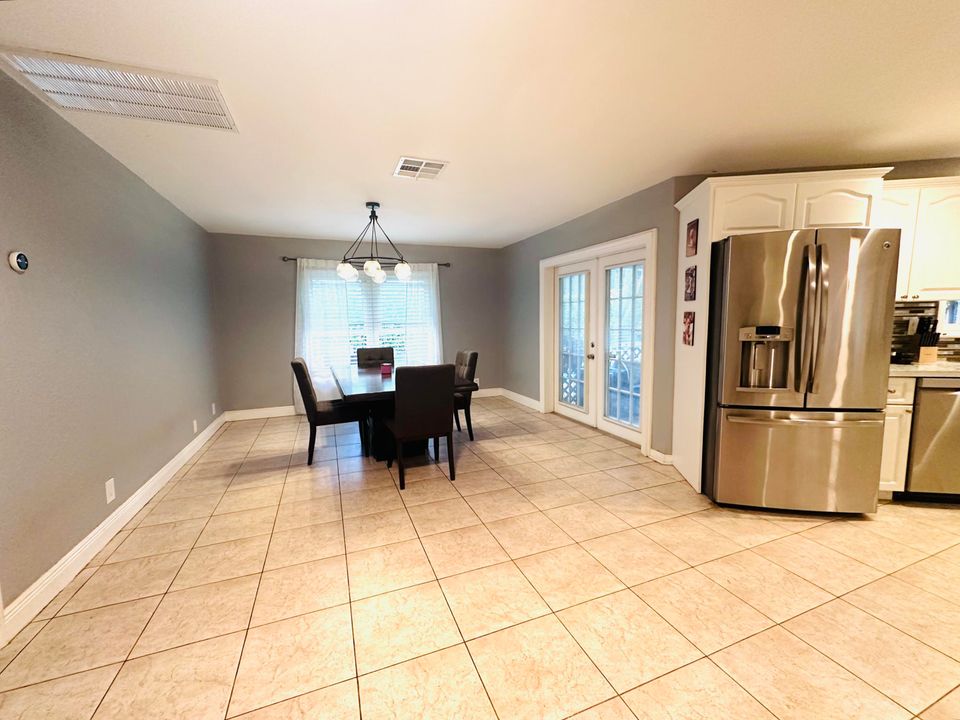 В аренду: $4,500 (4 спален, 2 ванн, 2425 Квадратных фут)