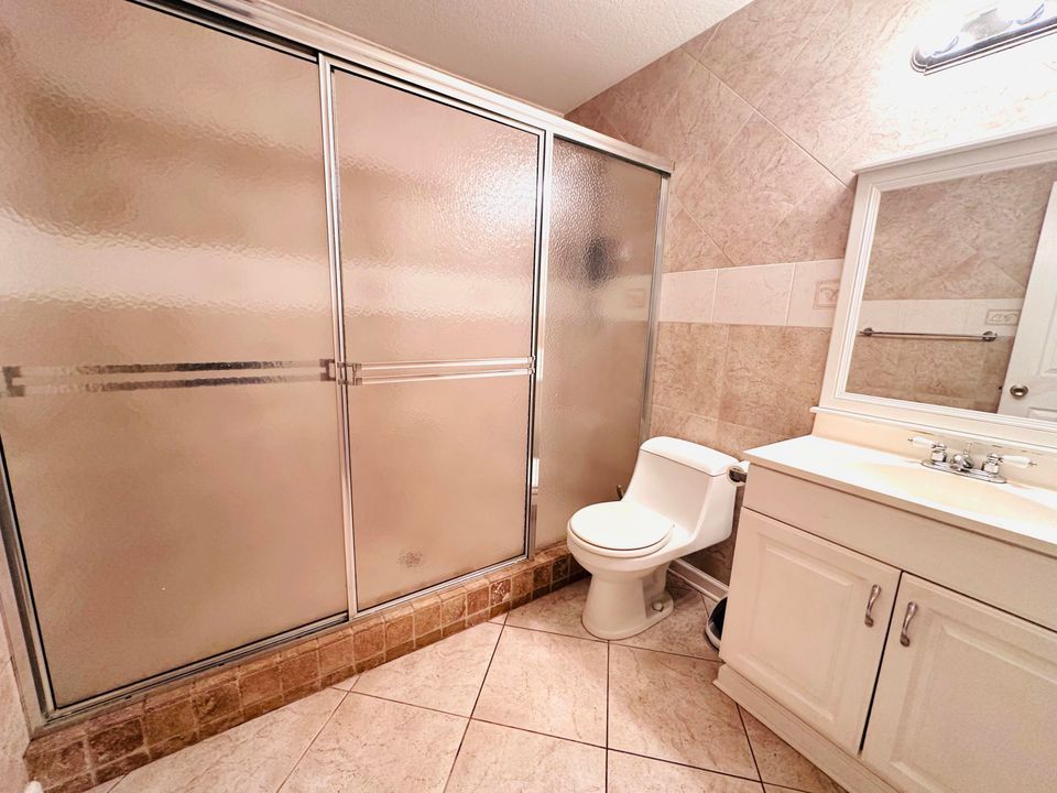 В аренду: $4,500 (4 спален, 2 ванн, 2425 Квадратных фут)