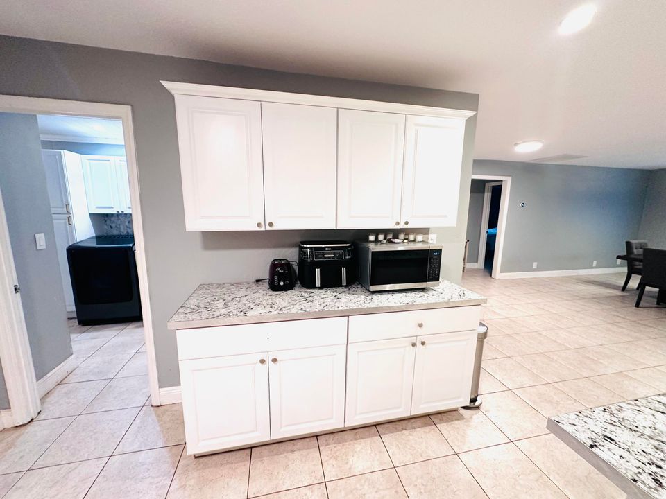 В аренду: $4,500 (4 спален, 2 ванн, 2425 Квадратных фут)