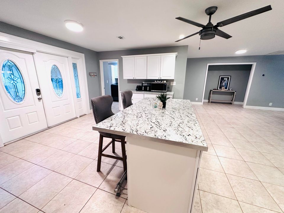 В аренду: $4,500 (4 спален, 2 ванн, 2425 Квадратных фут)