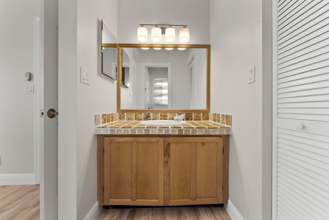 For Sale: $379,000 (2 beds, 2 baths, 938 Square Feet)