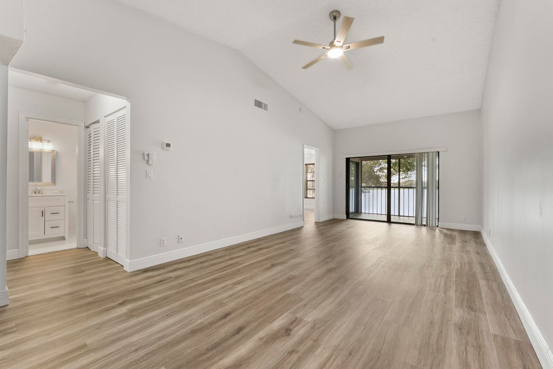 For Sale: $379,000 (2 beds, 2 baths, 938 Square Feet)