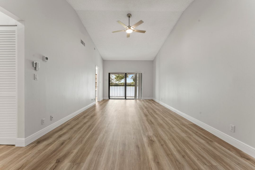 For Sale: $379,000 (2 beds, 2 baths, 938 Square Feet)