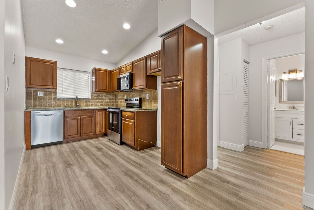 For Sale: $379,000 (2 beds, 2 baths, 938 Square Feet)