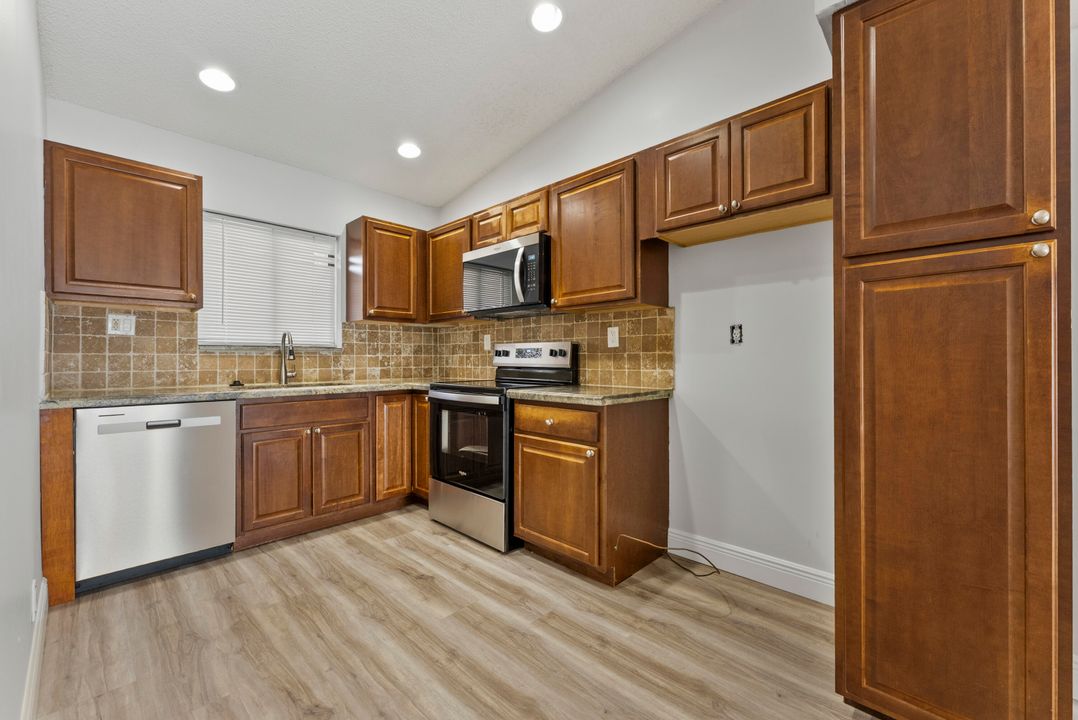 For Sale: $379,000 (2 beds, 2 baths, 938 Square Feet)