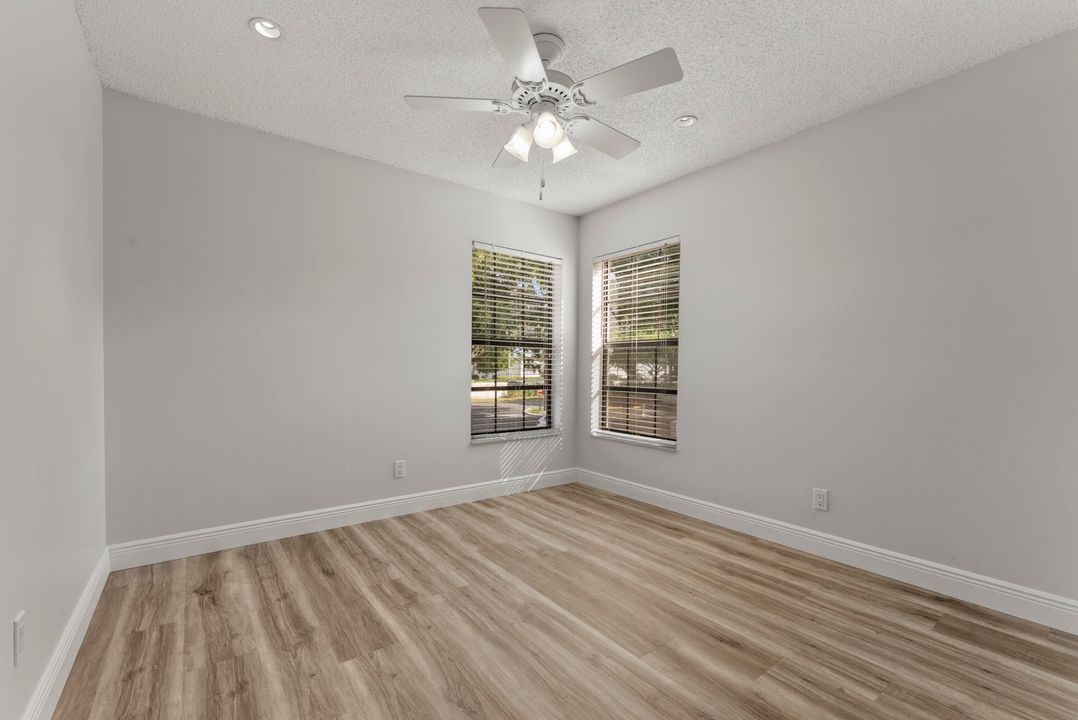 For Sale: $379,000 (2 beds, 2 baths, 938 Square Feet)