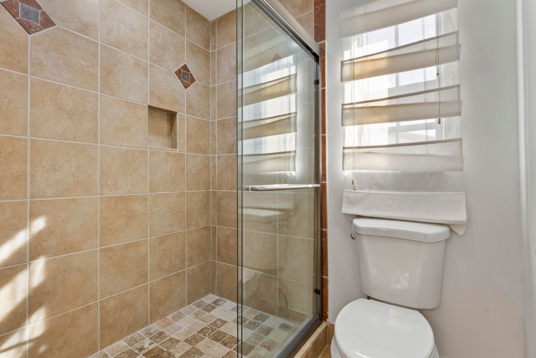 For Sale: $379,000 (2 beds, 2 baths, 938 Square Feet)