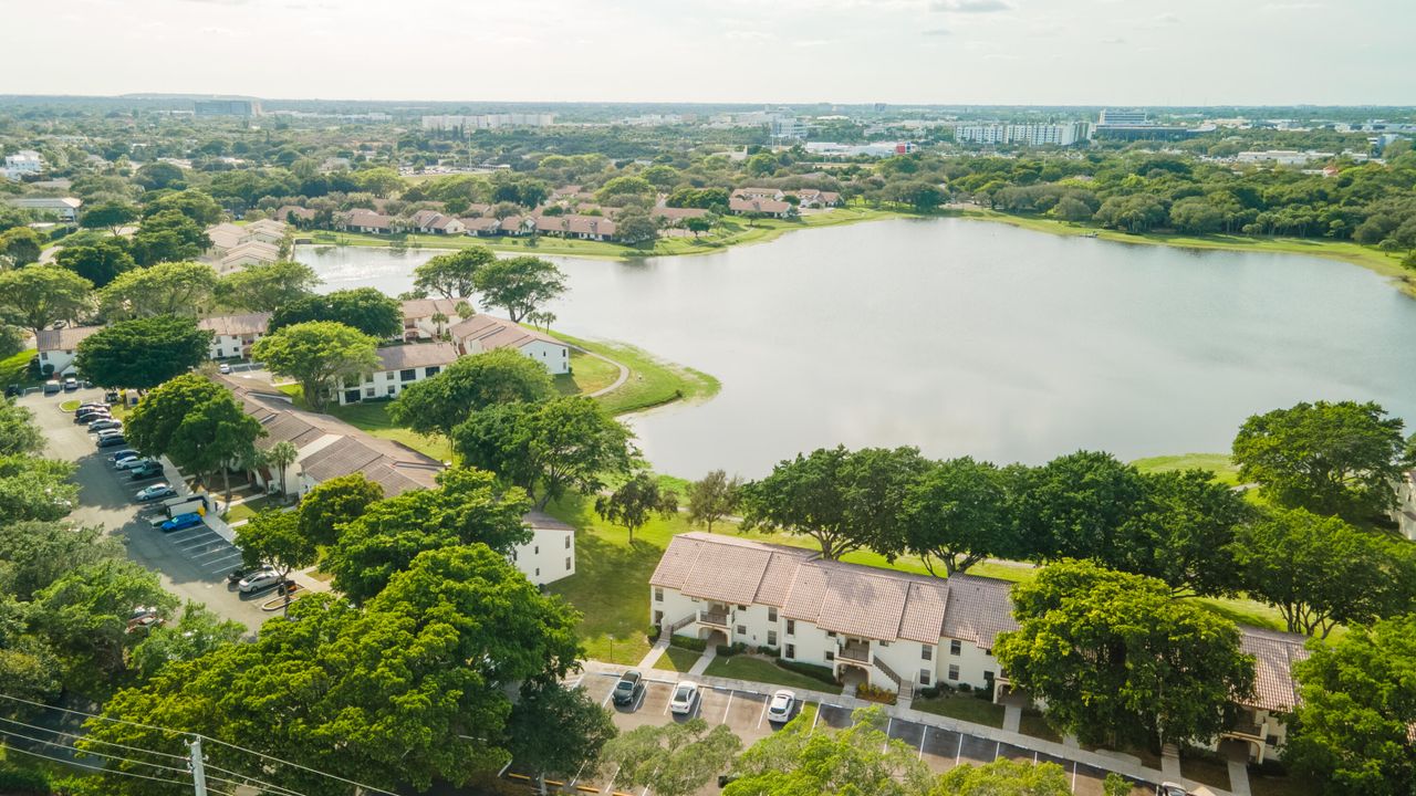 For Sale: $379,000 (2 beds, 2 baths, 938 Square Feet)