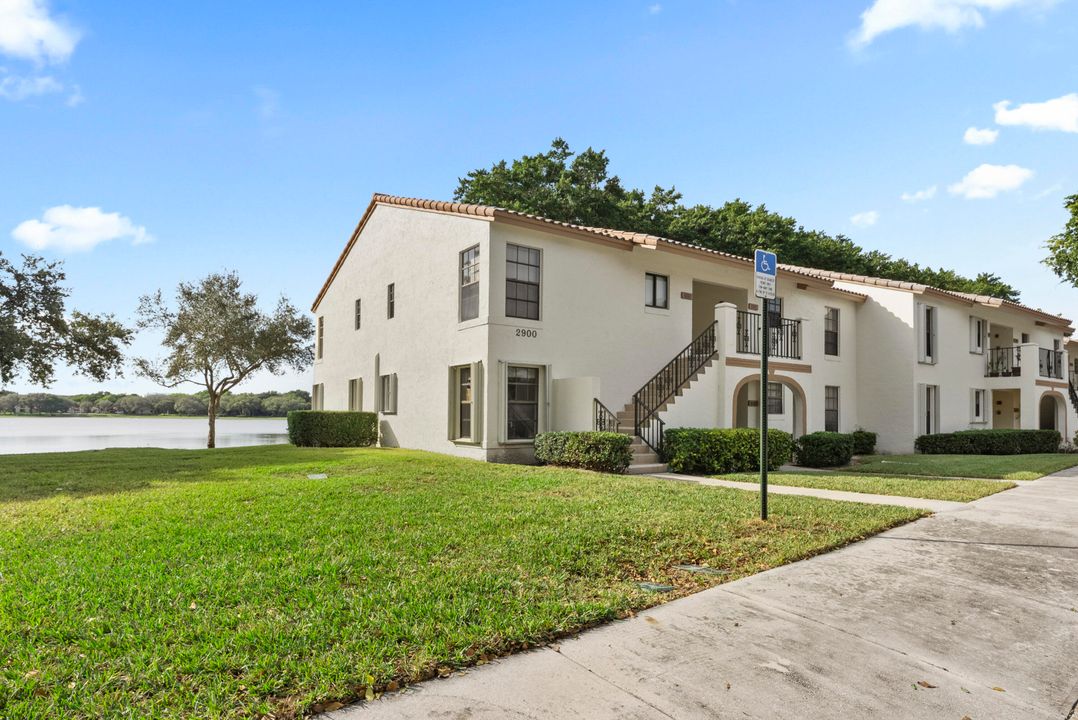 For Sale: $379,000 (2 beds, 2 baths, 938 Square Feet)