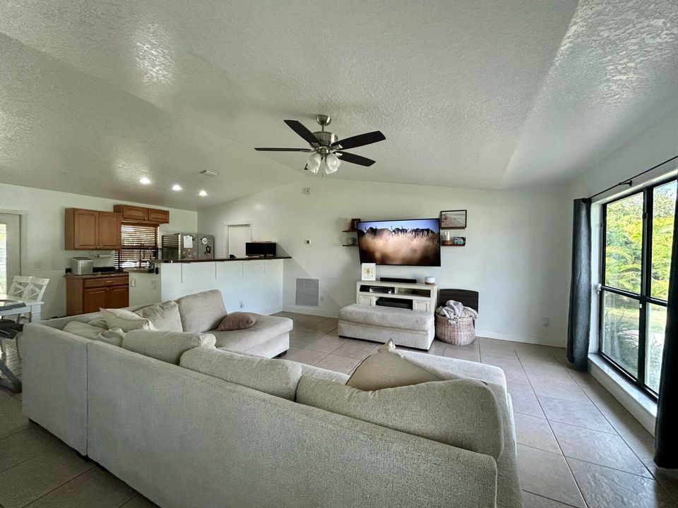 На продажу: $365,000 (3 спален, 2 ванн, 1214 Квадратных фут)