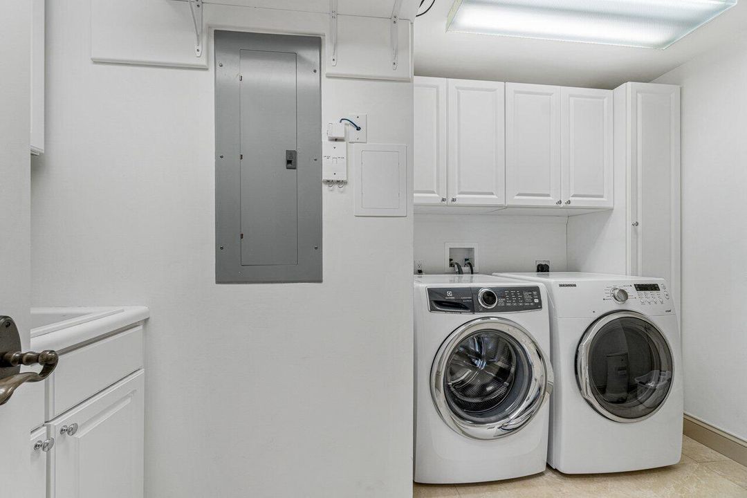 待售: $1,400,000 (2 贝兹, 2 浴室, 2353 平方英尺)