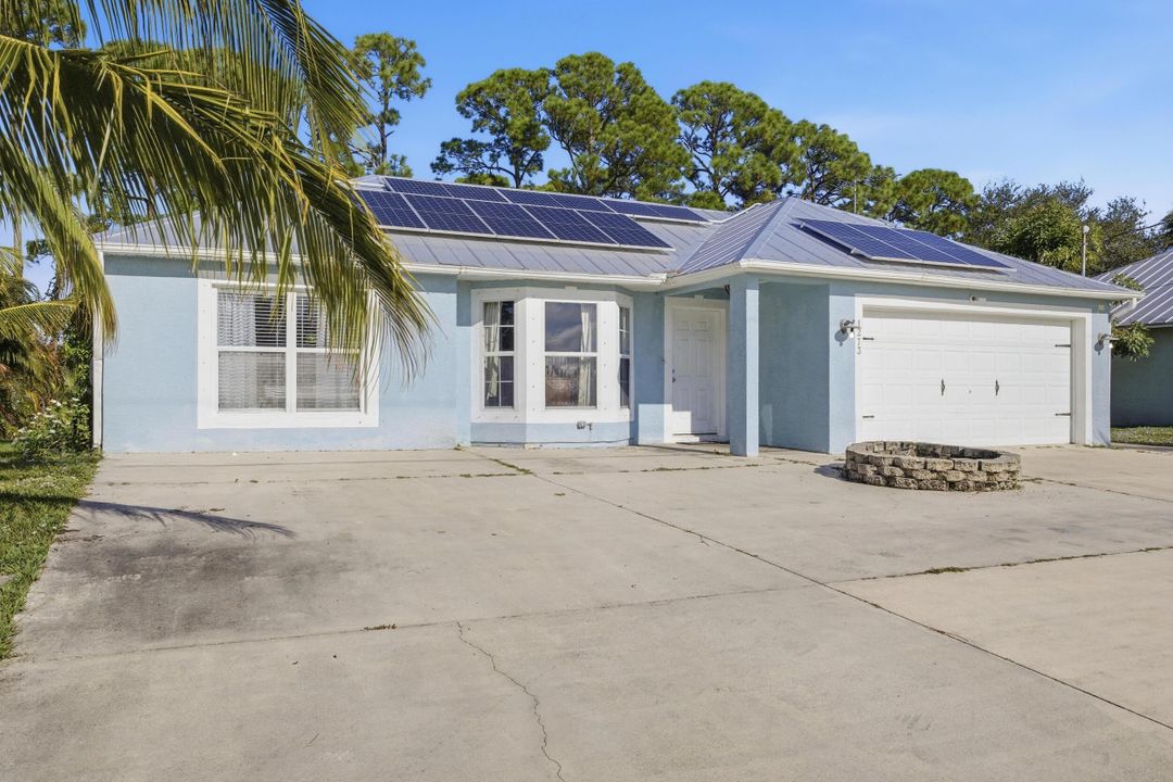 For Sale: $399,999 (4 beds, 2 baths, 1702 Square Feet)