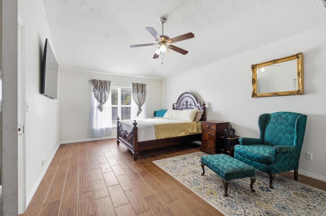 For Sale: $399,999 (4 beds, 2 baths, 1702 Square Feet)