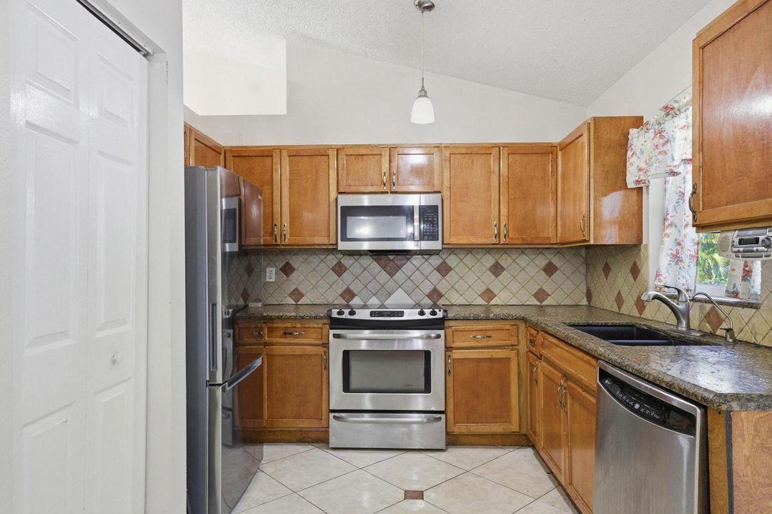 For Sale: $399,999 (4 beds, 2 baths, 1702 Square Feet)