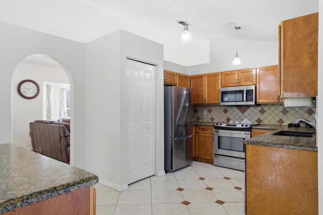 For Sale: $399,999 (4 beds, 2 baths, 1702 Square Feet)