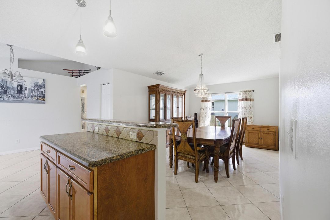 For Sale: $399,999 (4 beds, 2 baths, 1702 Square Feet)