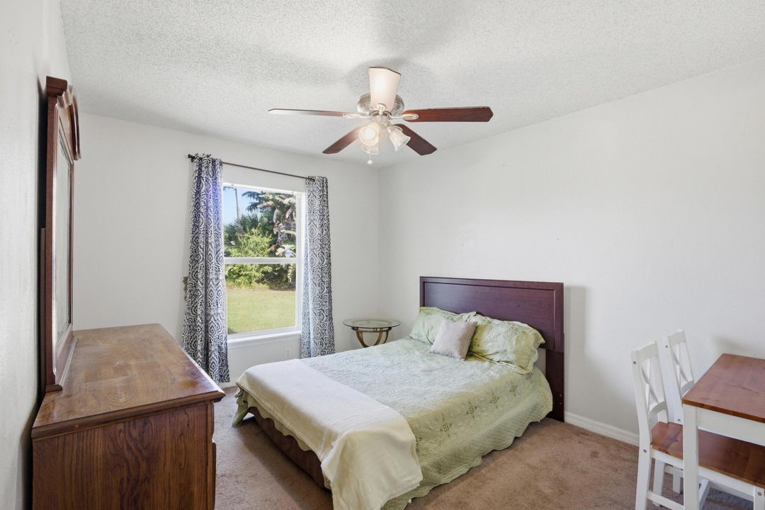 For Sale: $399,999 (4 beds, 2 baths, 1702 Square Feet)