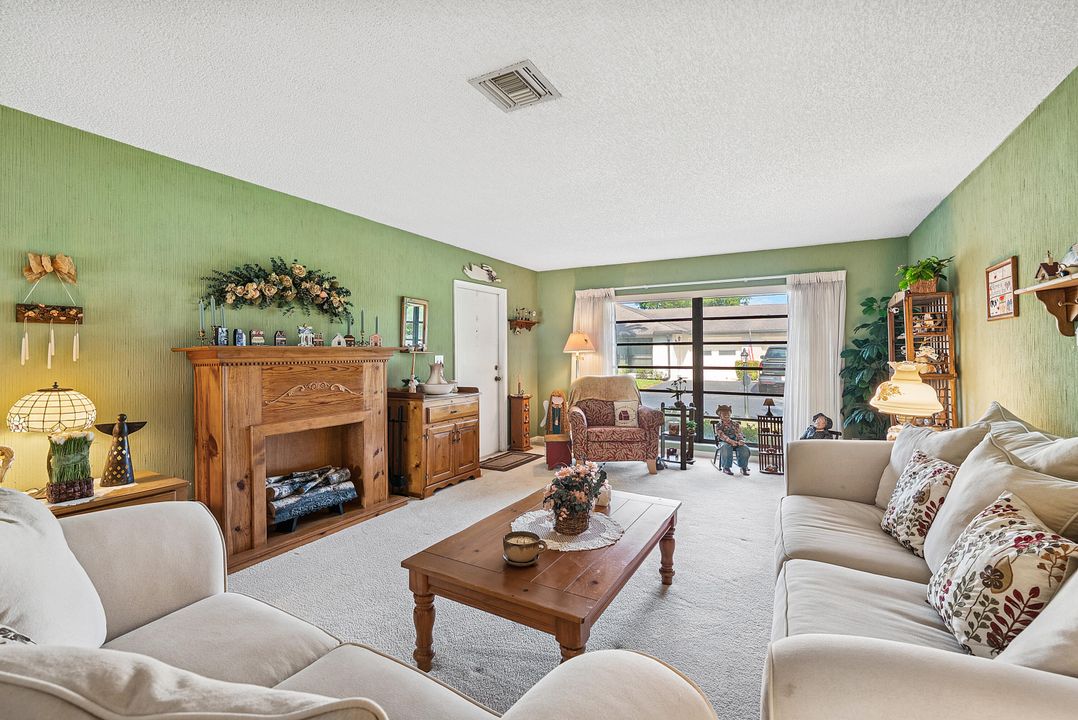 待售: $228,000 (2 贝兹, 2 浴室, 1400 平方英尺)