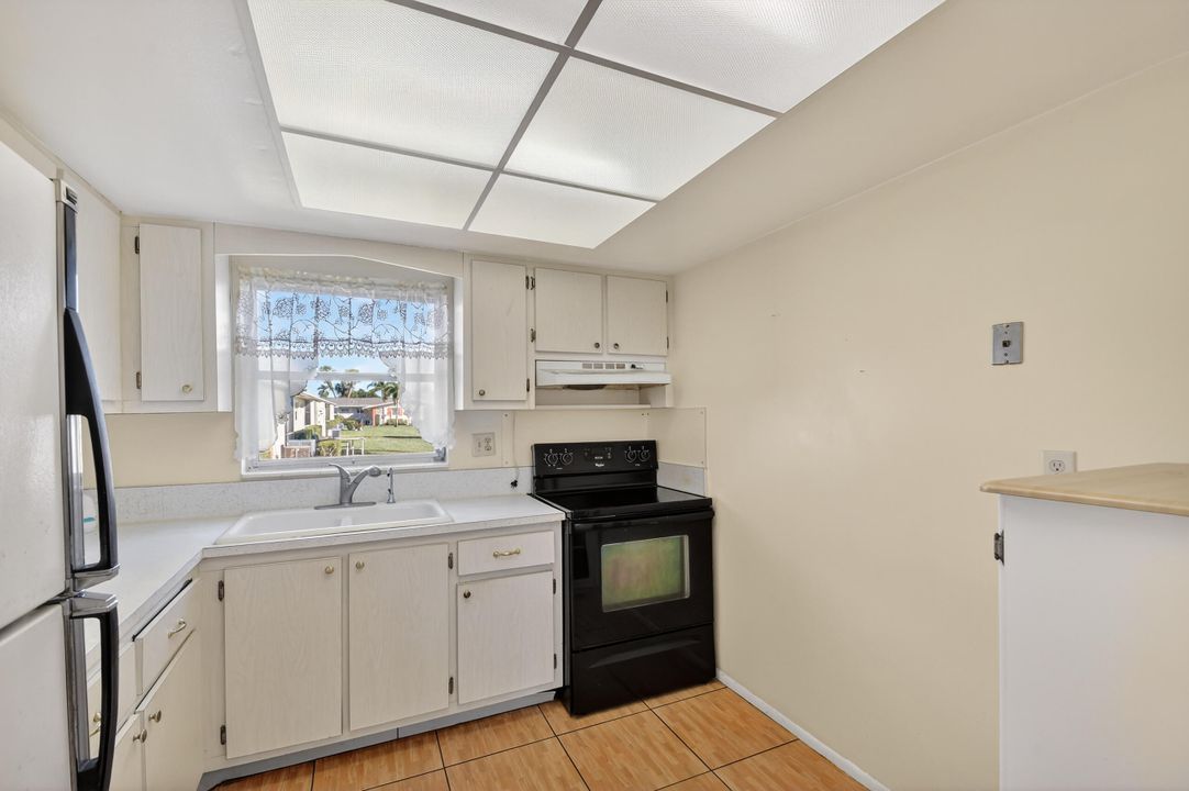 На продажу: $200,000 (2 спален, 1 ванн, 829 Квадратных фут)