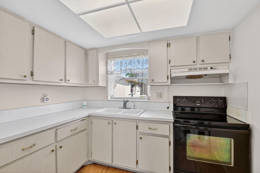 На продажу: $200,000 (2 спален, 1 ванн, 829 Квадратных фут)