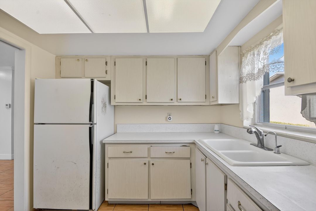 На продажу: $200,000 (2 спален, 1 ванн, 829 Квадратных фут)