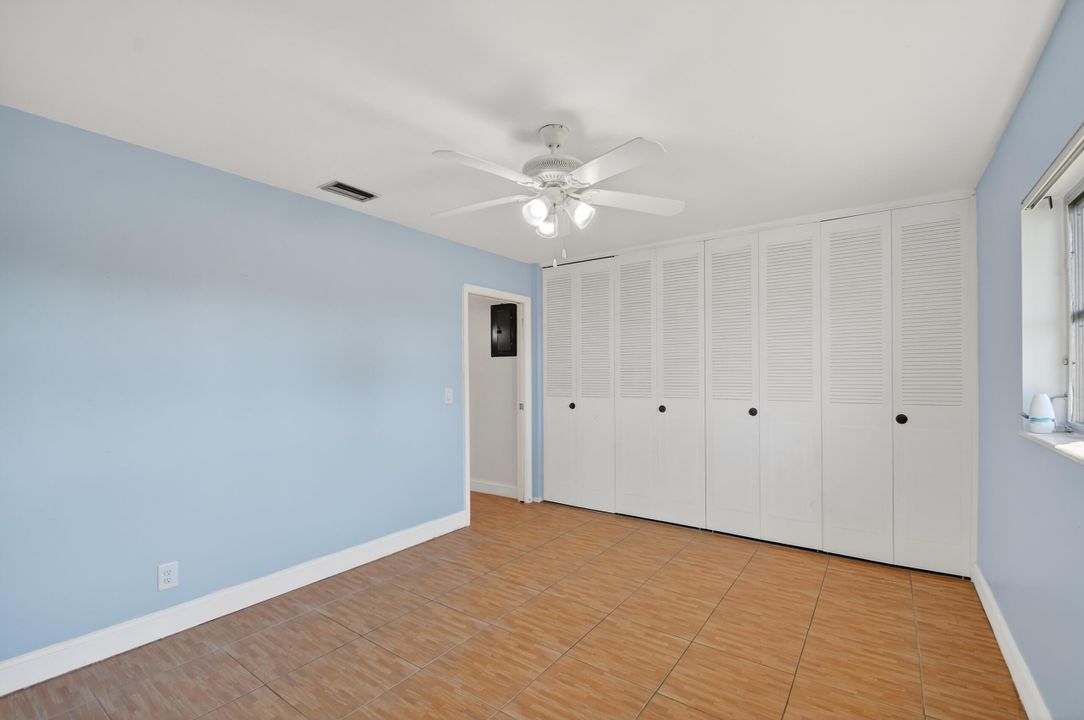 На продажу: $200,000 (2 спален, 1 ванн, 829 Квадратных фут)