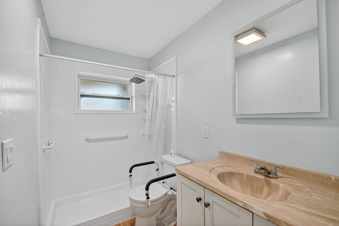 На продажу: $200,000 (2 спален, 1 ванн, 829 Квадратных фут)