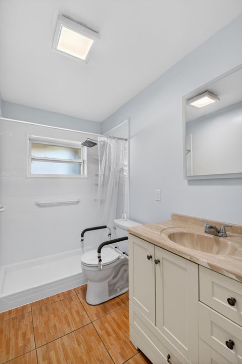 На продажу: $200,000 (2 спален, 1 ванн, 829 Квадратных фут)