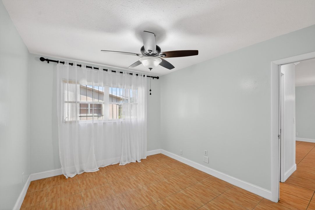 На продажу: $200,000 (2 спален, 1 ванн, 829 Квадратных фут)