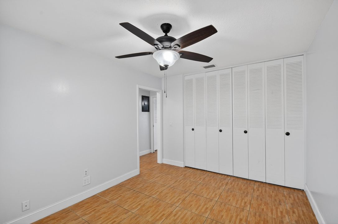 На продажу: $200,000 (2 спален, 1 ванн, 829 Квадратных фут)