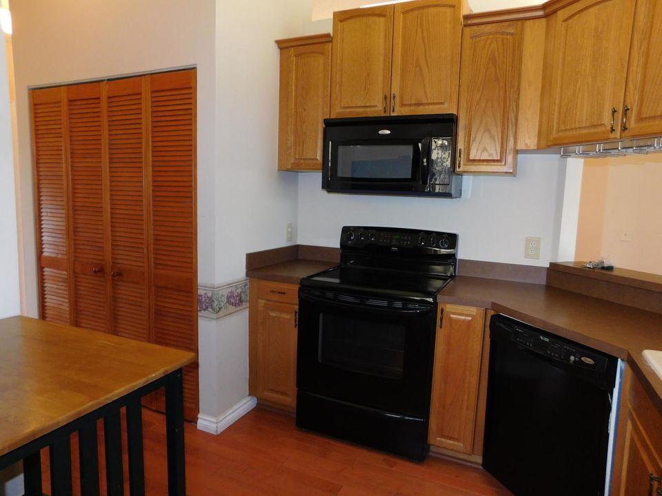 В аренду: $2,800 (3 спален, 2 ванн, 1096 Квадратных фут)