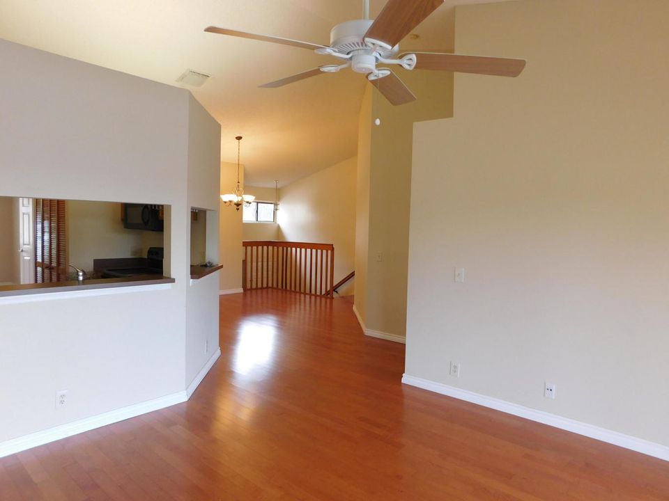 В аренду: $2,800 (3 спален, 2 ванн, 1096 Квадратных фут)