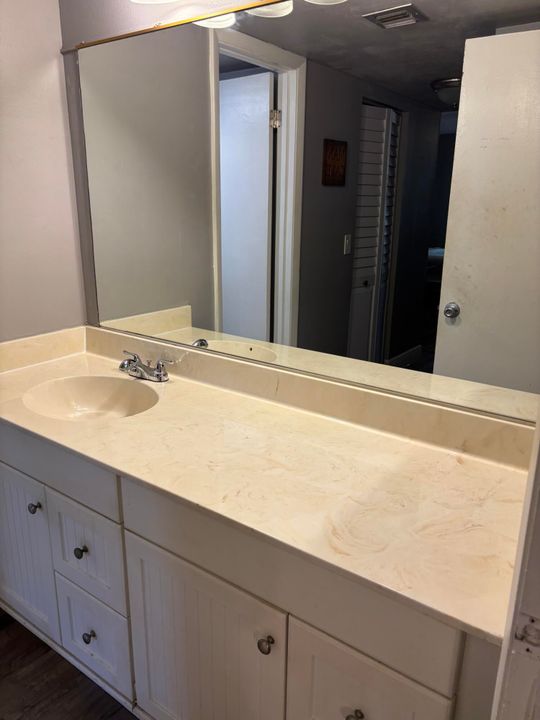 待售: $245,000 (2 贝兹, 2 浴室, 1026 平方英尺)