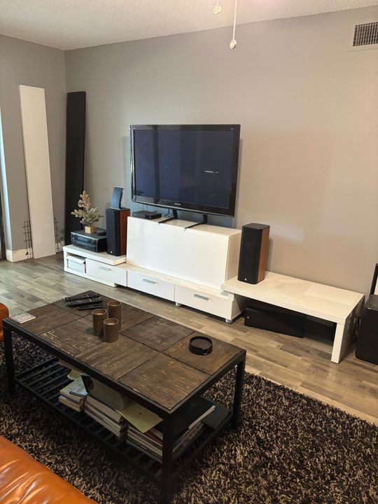 待售: $245,000 (2 贝兹, 2 浴室, 1026 平方英尺)