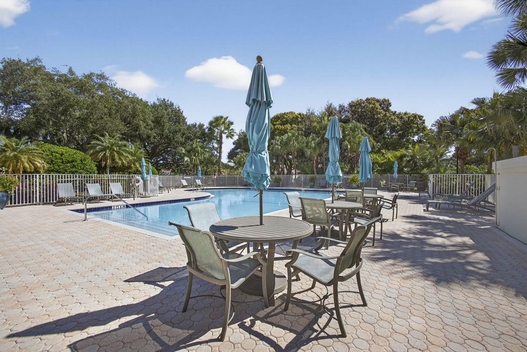 For Sale: $949,000 (3 beds, 2 baths, 2024 Square Feet)