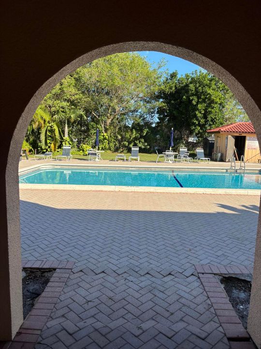 待售: $245,000 (2 贝兹, 2 浴室, 1026 平方英尺)