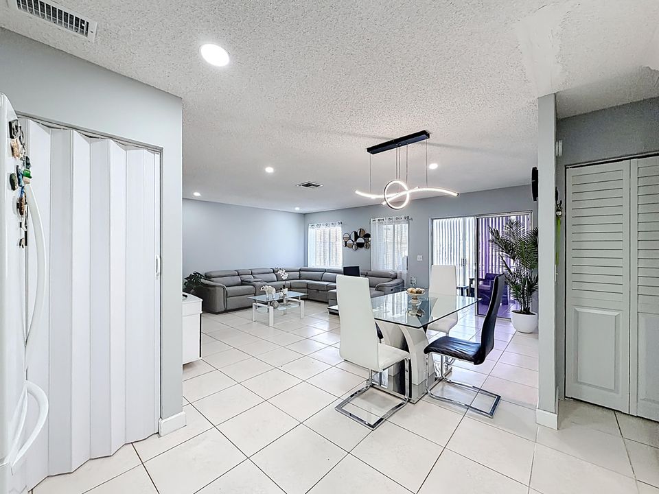 出租: $1,700 (1 贝兹, 1 浴室, 860 平方英尺)