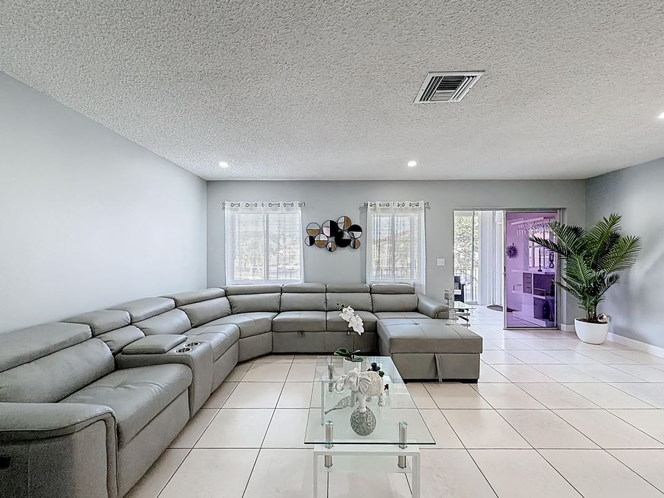 出租: $1,700 (1 贝兹, 1 浴室, 860 平方英尺)