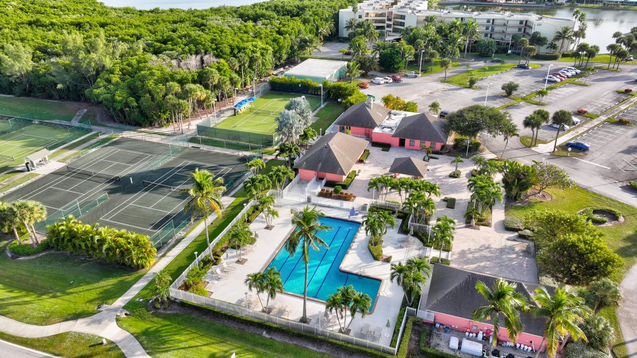 На продажу: $565,000 (2 спален, 2 ванн, 1274 Квадратных фут)