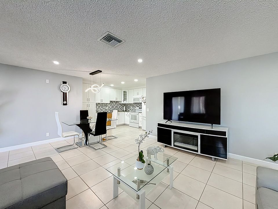 出租: $1,700 (1 贝兹, 1 浴室, 860 平方英尺)