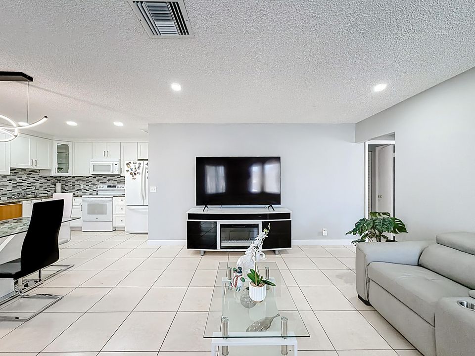 出租: $1,700 (1 贝兹, 1 浴室, 860 平方英尺)