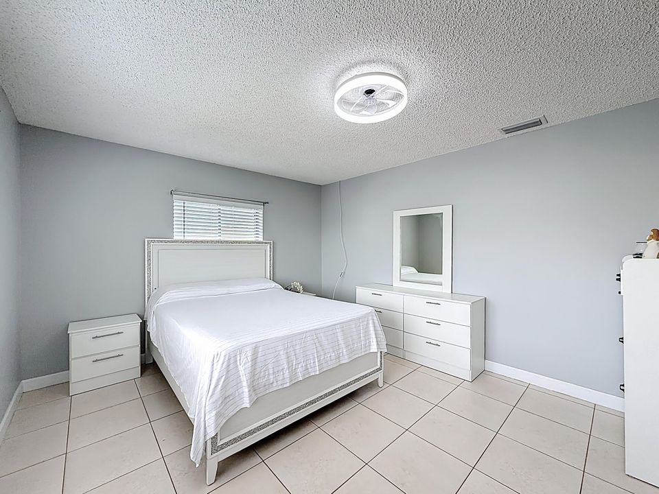 出租: $1,700 (1 贝兹, 1 浴室, 860 平方英尺)