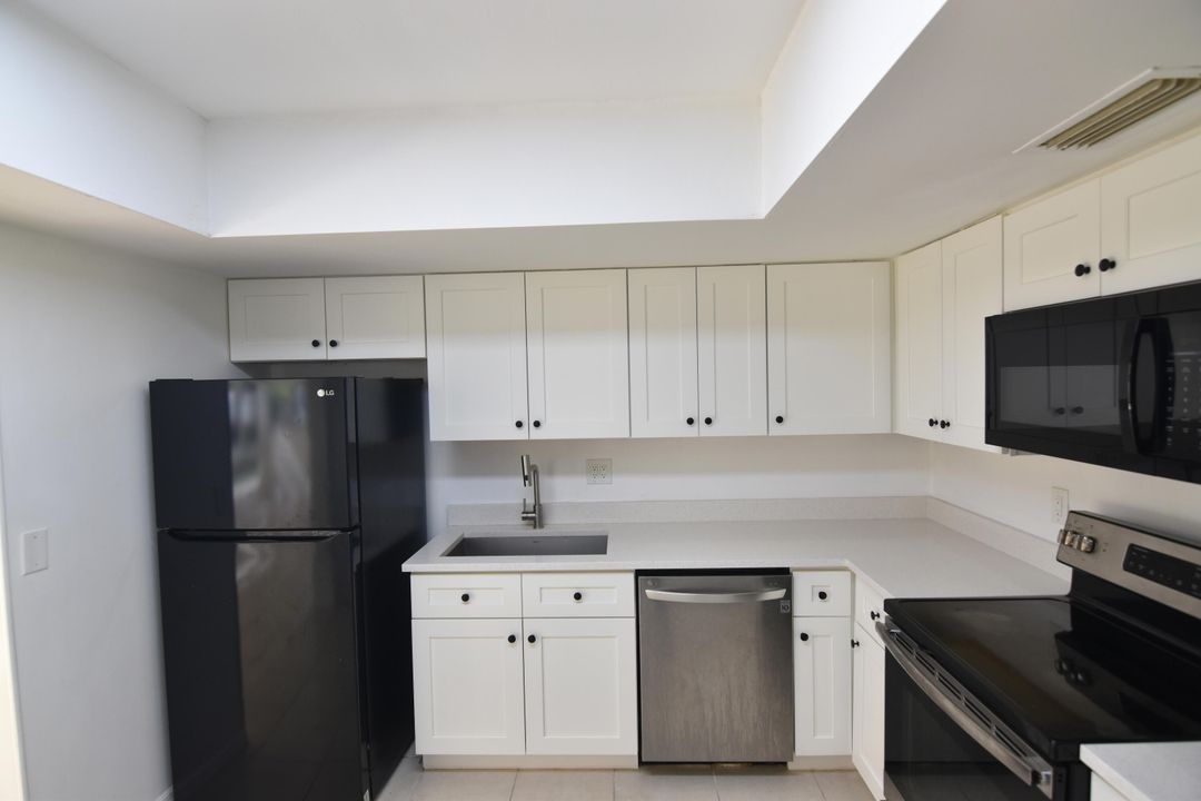 For Rent: $2,600 (2 beds, 2 baths, 986 Square Feet)