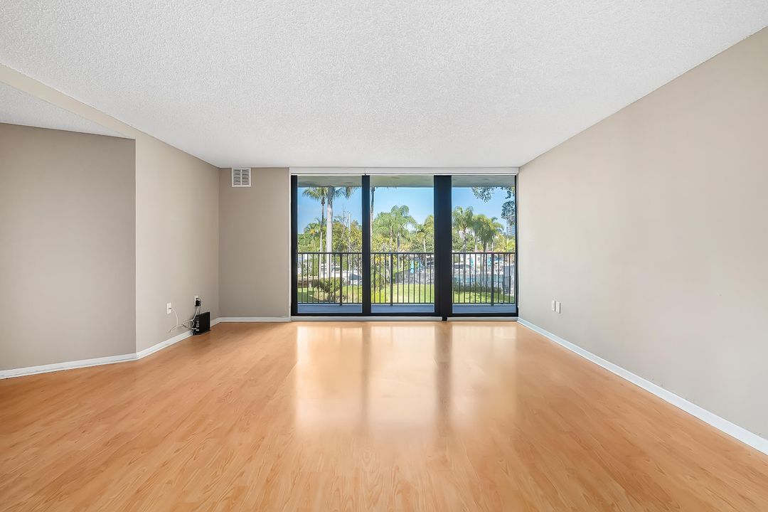 For Sale: $249,000 (1 beds, 1 baths, 1032 Square Feet)